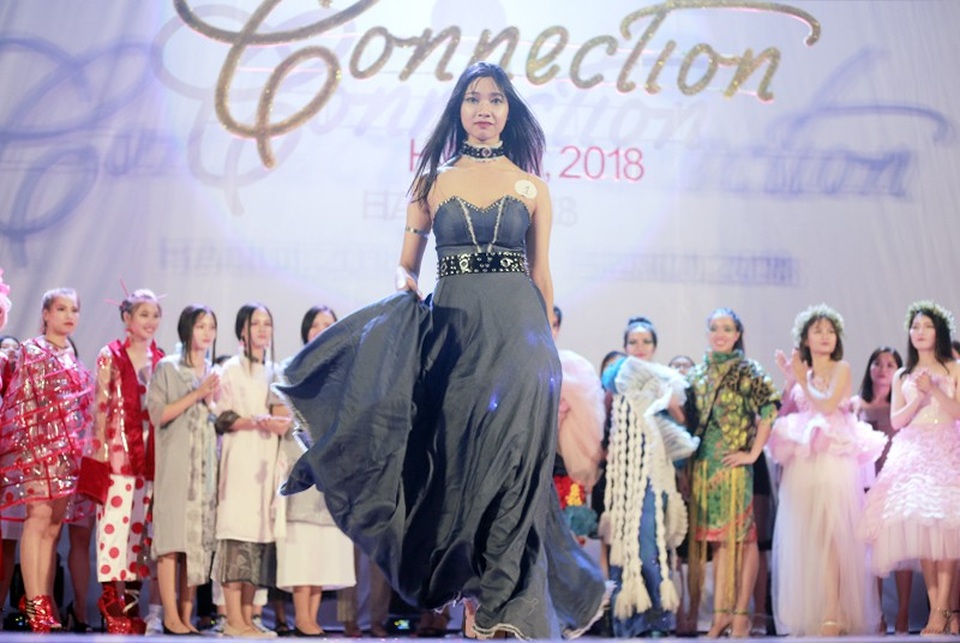 Nữ sinh Bách khoa xé váy, trình diễn thời trang “2 trong 1” ấn tượng - 3
Ngay sau đó, cô thể hiện những bước đi gây ấn tượng mạnh mẽ cho khán giả và ban giám khảo