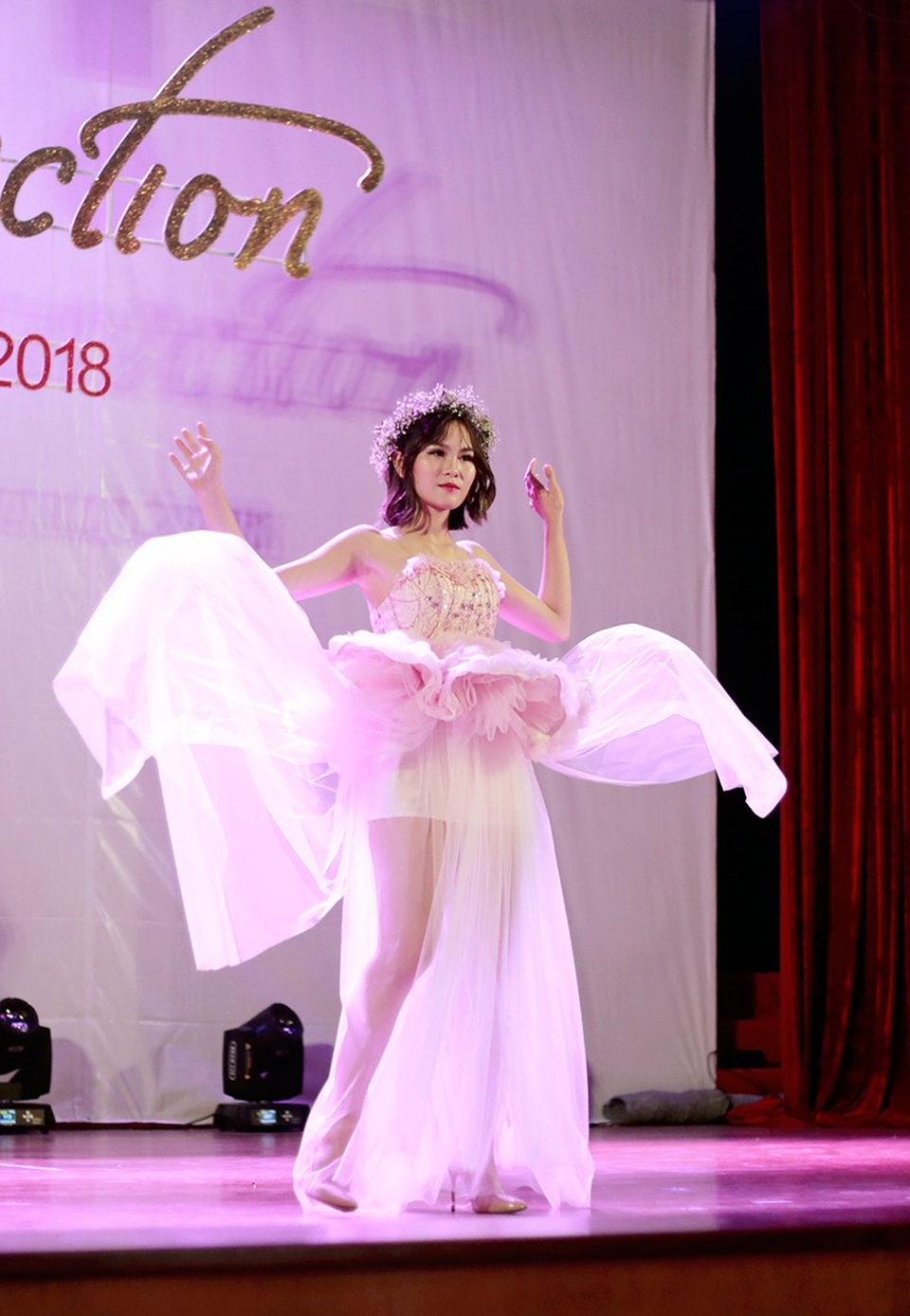 Nữ sinh Bách khoa xé váy, trình diễn thời trang “2 trong 1” ấn tượng - 8
Nữ sinh Bách khoa trình diễn những bước catwalk nhuần nhuyễn khá chuyên nghiệp