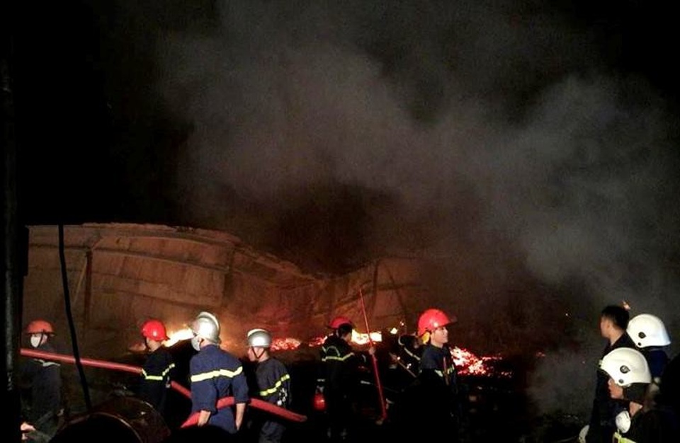 Hơn 5 tiếng chìm trong biển lửa, xưởng gỗ 1.200m2 bị thiêu rụi - 1 Lực lượng PCCC đang dập lửa