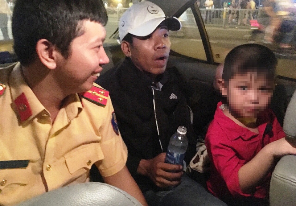 
Bé trai 5 tuổi đi lạc trong lúc cùng người thân xem pháo hoa ở trung tâm TP. Bé được các CSGT dỗ dành, giúp tìm kiếm người thân.
