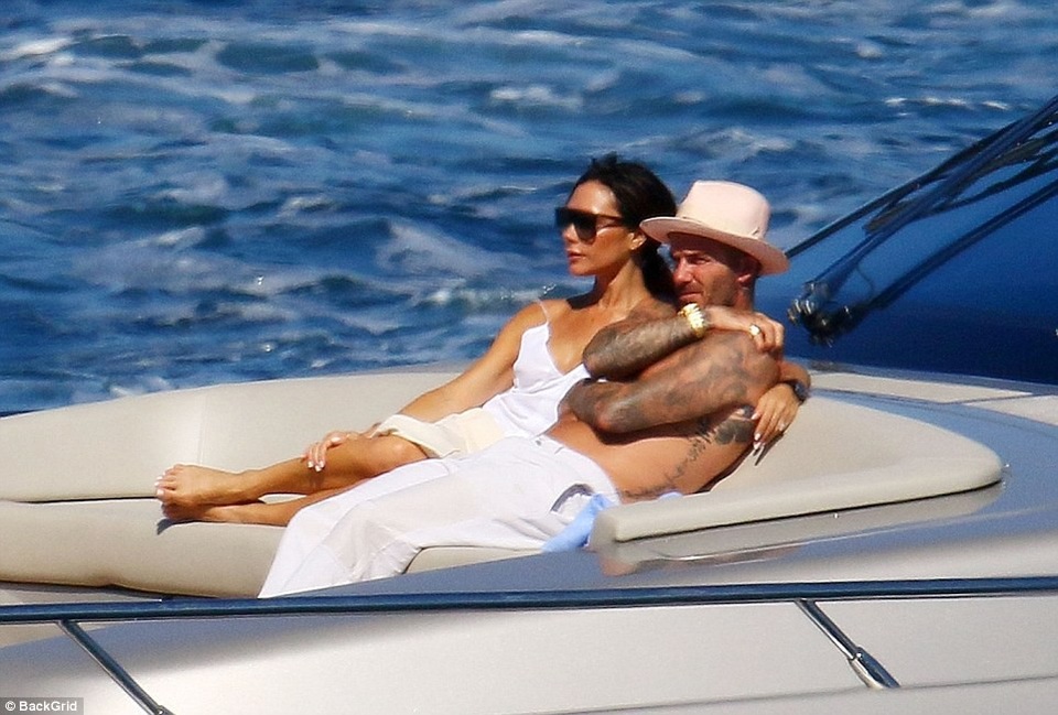Gia đình Beckham đi nghỉ mát trên du thuyền - 3
Đôi vợ chồng hạnh phúc Vic - David thư thái tắm nắng