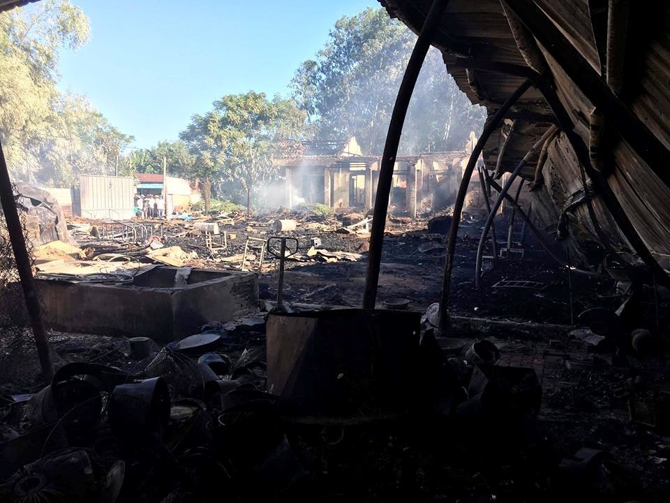 Hơn 5 tiếng chìm trong biển lửa, xưởng gỗ 1.200m2 bị thiêu rụi - 3 Xưởng gỗ 1.200m2 đã bị thiêu rụi. (Ảnh CTV)