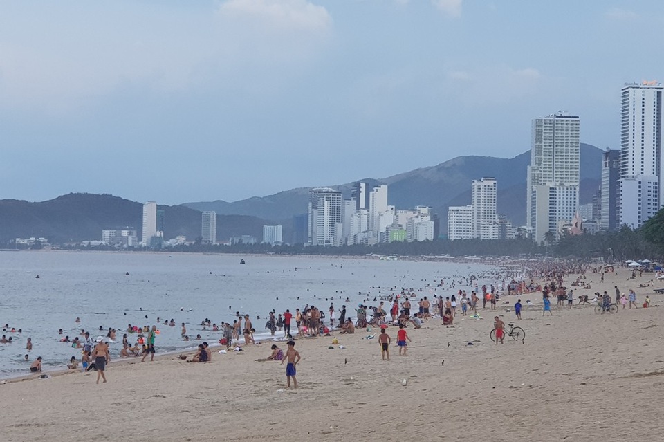 Nha Trang: Ngày cuối cùng dịp lễ, bãi biển vẫn đông nghịt người - 1 Nha Trang: Ngày cuối cùng dịp lễ, bãi biển vẫn đông nghịt người - 1