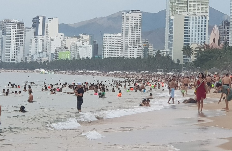 Nha Trang: Ngày cuối cùng dịp lễ, bãi biển vẫn đông nghịt người - 4 Nha Trang: Ngày cuối cùng dịp lễ, bãi biển vẫn đông nghịt người - 4