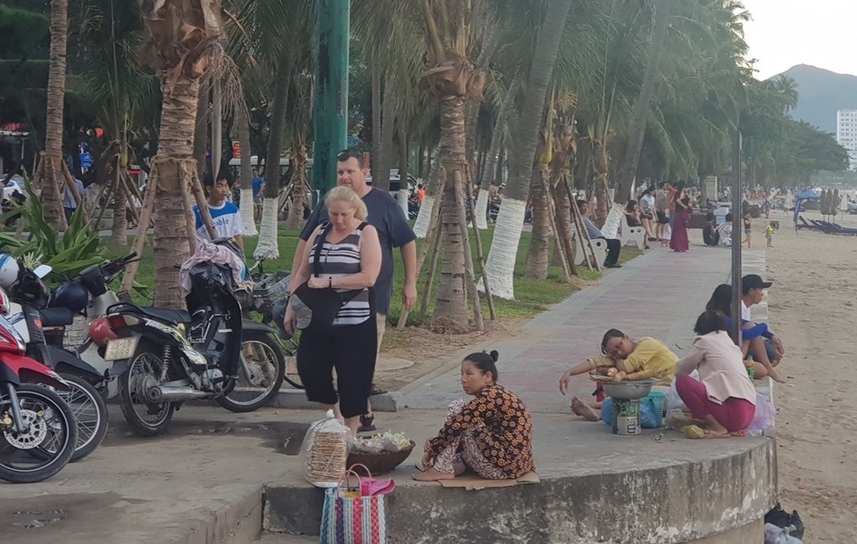 Nha Trang: Ngày cuối cùng dịp lễ, bãi biển vẫn đông nghịt người - 7 Đâu đó vẫn có hàng rong bày bán bên bờ biển bất chấp lệnh cấm của chính quyền