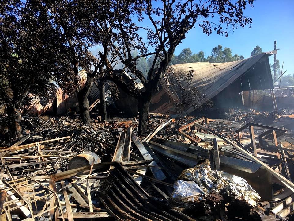 Hơn 5 tiếng chìm trong biển lửa, xưởng gỗ 1.200m2 bị thiêu rụi - 2 Hơn 5 tiếng chìm trong biển lửa, xưởng gỗ 1.200m2 bị thiêu rụi - 2