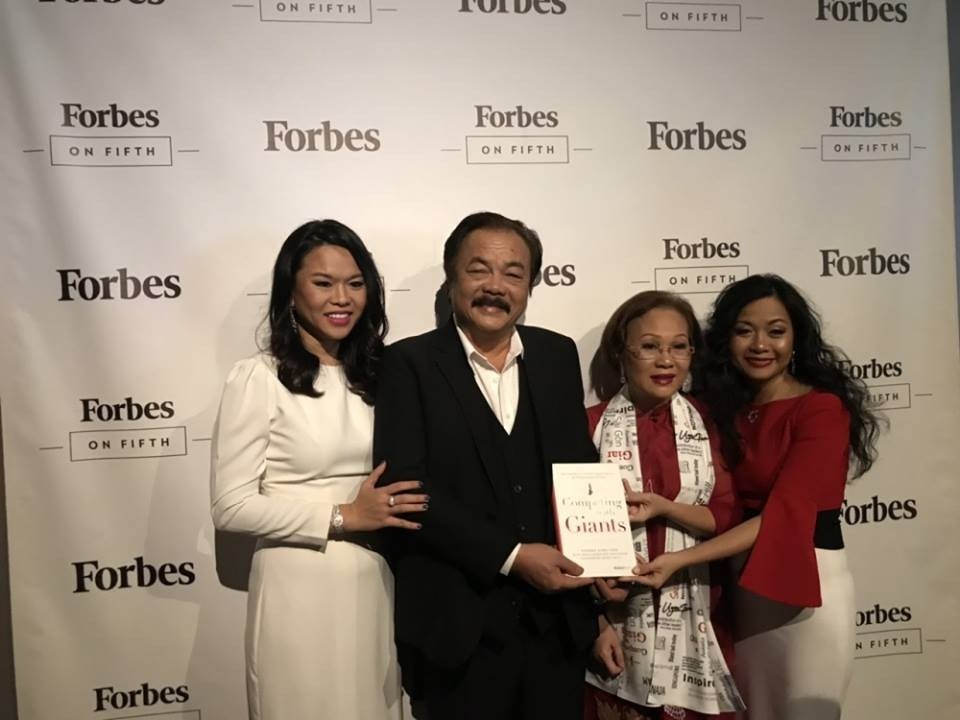 Vì sao Dũng “câm” bỗng tái xuất thăng hoa trở lại ở Forbes? - 2
Gia đình bà Trần Uyên Phương trong buổi ra mắt “Competing With Giants” ở Mỹ.