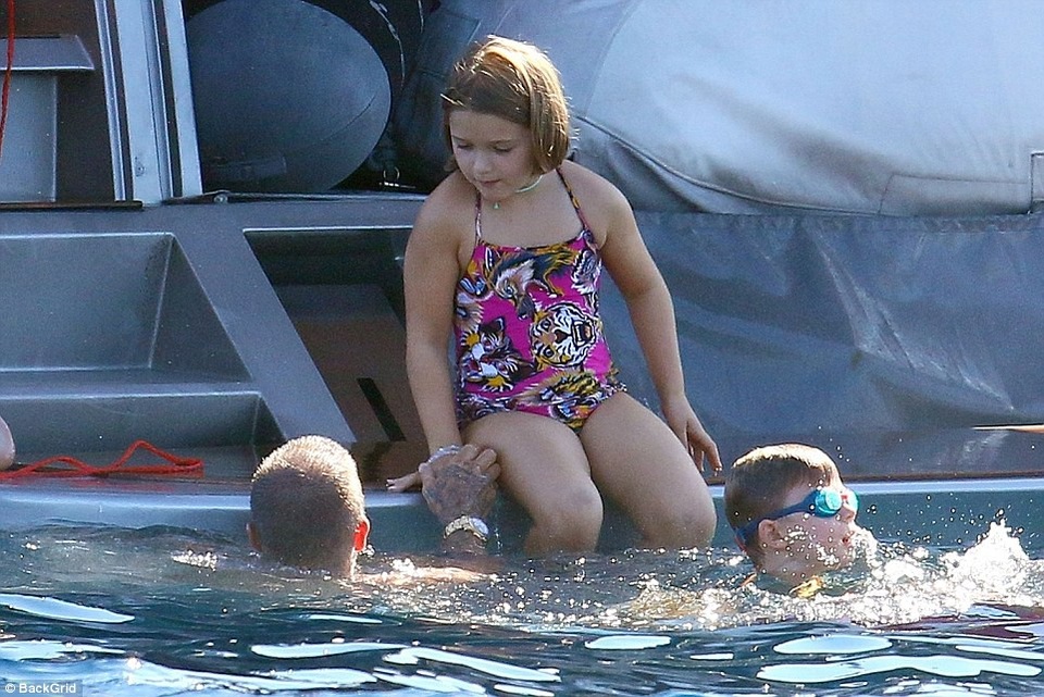 Gia đình Beckham đi nghỉ mát trên du thuyền - 6
Bé Harper diện bộ áo tắm rất đáng yêu