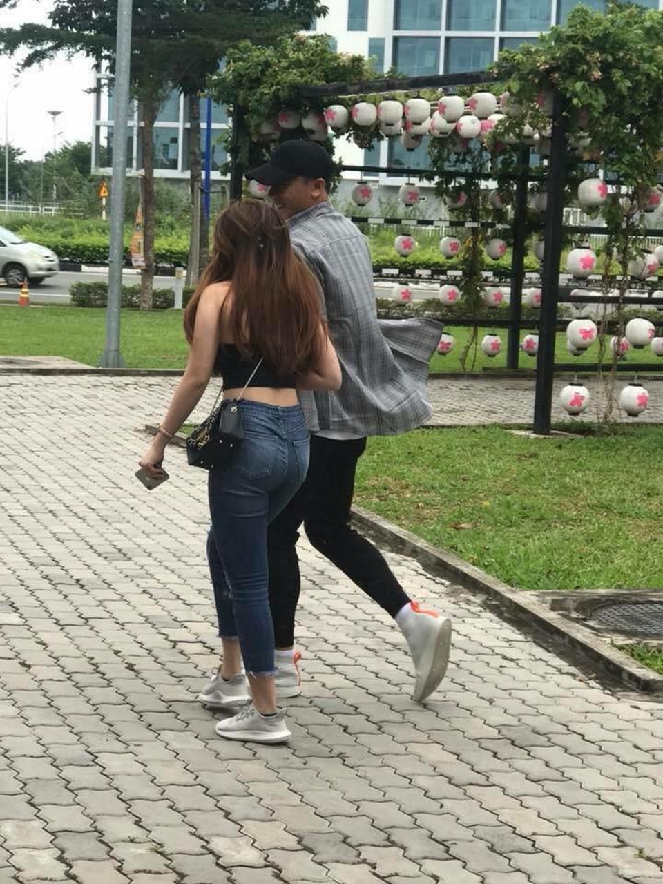 Xuất hiện "bạn gái tin đồn" xinh đẹp của thủ môn Bùi Tiến Dũng - 1 Bùi Tiến Dũng bị bắt gặp khoác tay cùng một cô gái