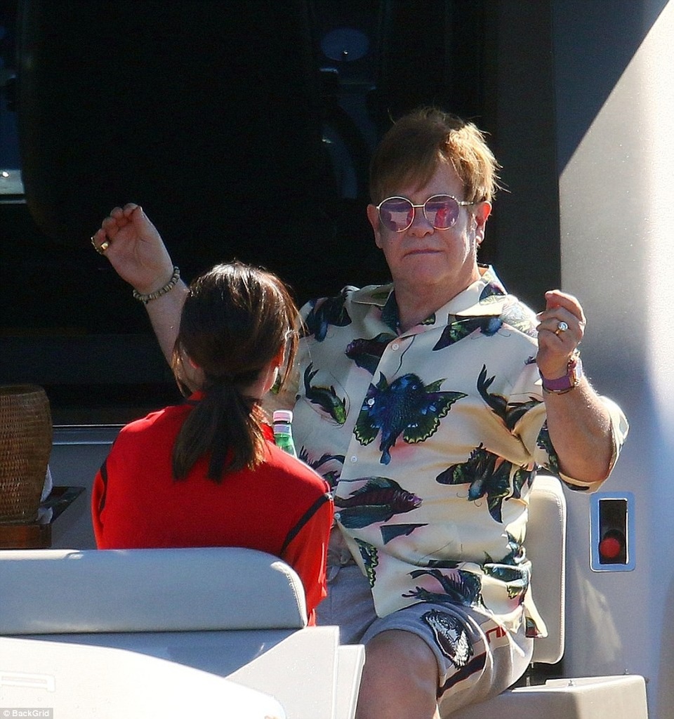 Gia đình Beckham đi nghỉ mát trên du thuyền - 7
Cùng đi nghỉ với nhà Beckham còn có gia đình danh ca Elton John