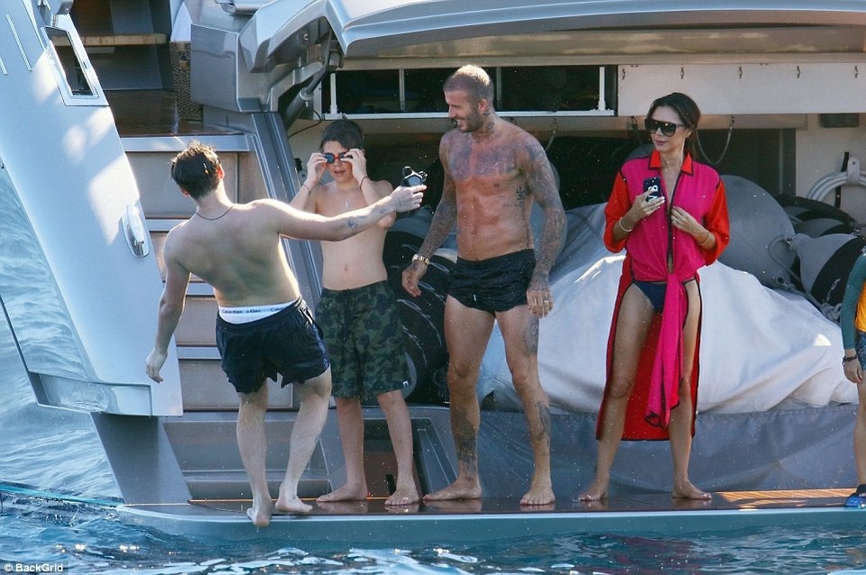 Gia đình Beckham đi nghỉ mát trên du thuyền - 8
2 gia đình là bạn thân thiết đã lâu