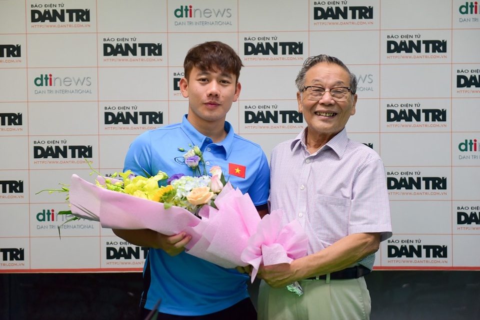 Minh Vương: "Toàn đội Olympic Việt Nam đã rơi nước mắt sau trận thua UAE" - 1
Nhà báo Nguyễn Lương Phán, Phó Tổng biên tập báo điện tử Dân trí tặng hoa cho tiền vệ Trần Minh Vương