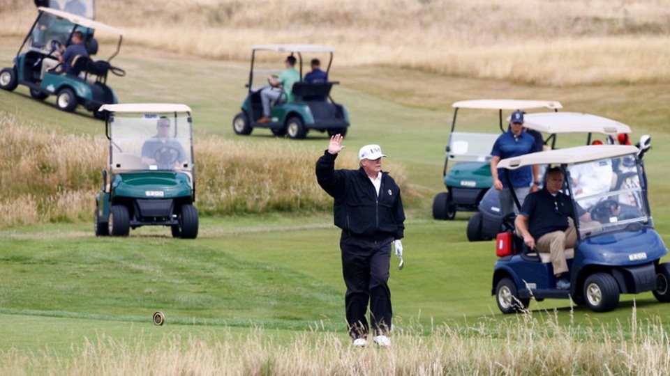 Tổng thống Trump bị chỉ trích vì chơi golf trong ngày diễn ra tang lễ ông McCain - 1 Tổng thống Trump trên sân golf (Ảnh: Reuters)