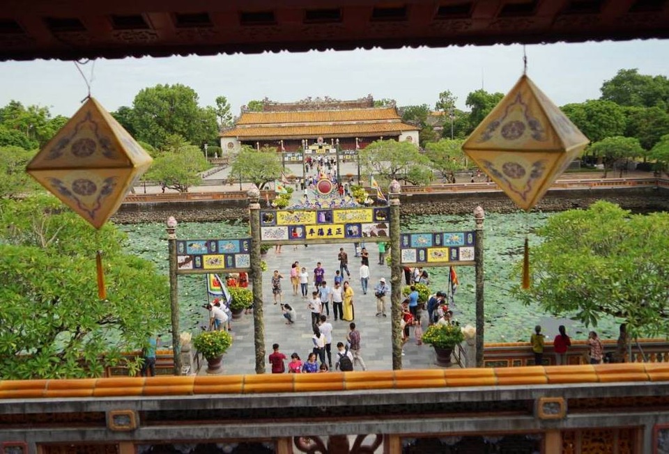 Hơn 41.000 lượt du khách thăm di tích Huế dịp nghỉ lễ Quốc Khánh - 2 Hoàng thành Huế có du khách rất nhiều, ảnh chụp từ Ngọ Môn nhìn xuống cầu Trung Đạo