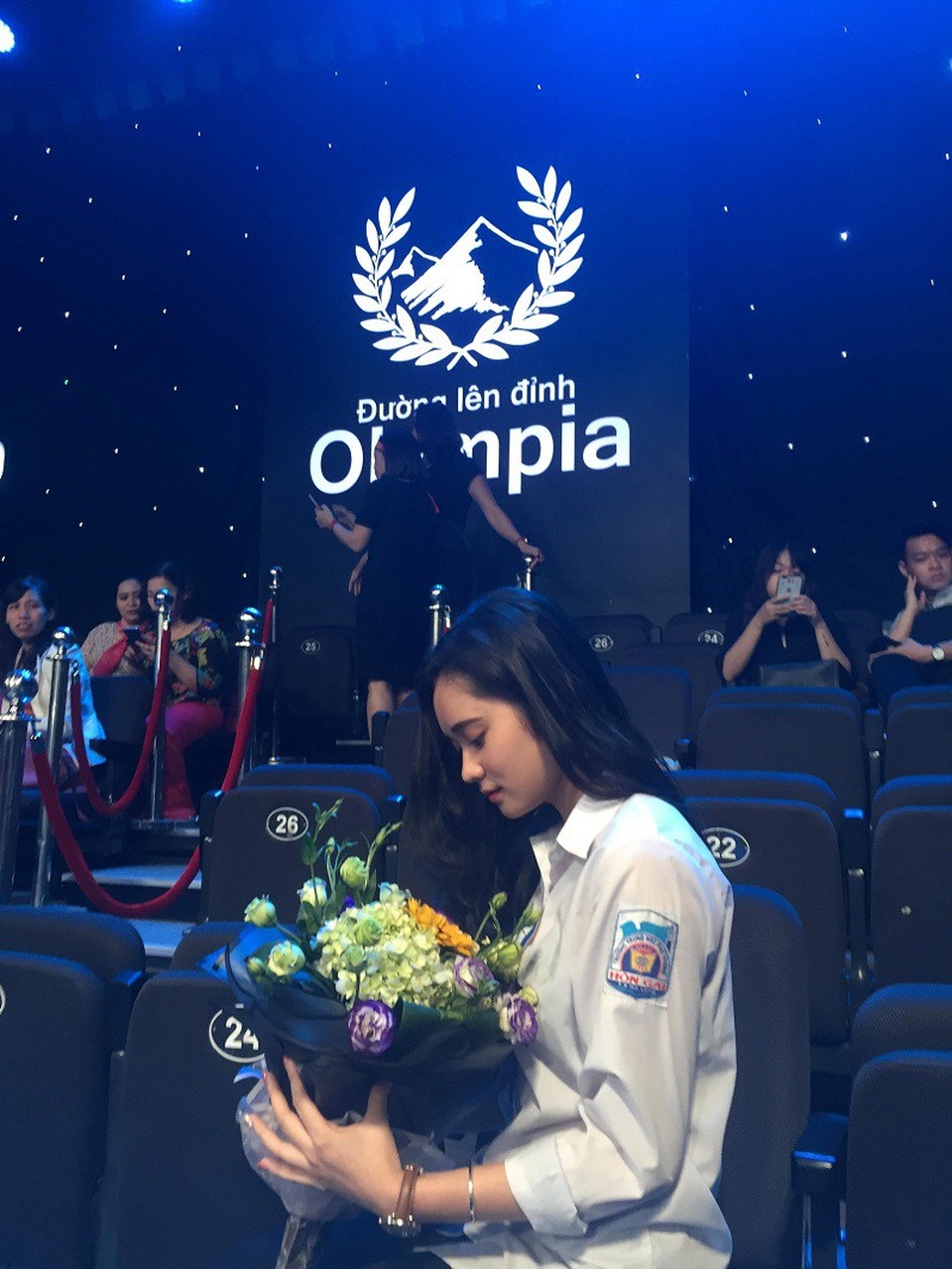 Chỉ thoáng xuất hiện trong trận Chung kết Olympia, nữ sinh được dân mạng tìm kiếm - 4 Chỉ thoáng xuất hiện trong trận Chung kết Olympia, nữ sinh được dân mạng tìm kiếm - 4