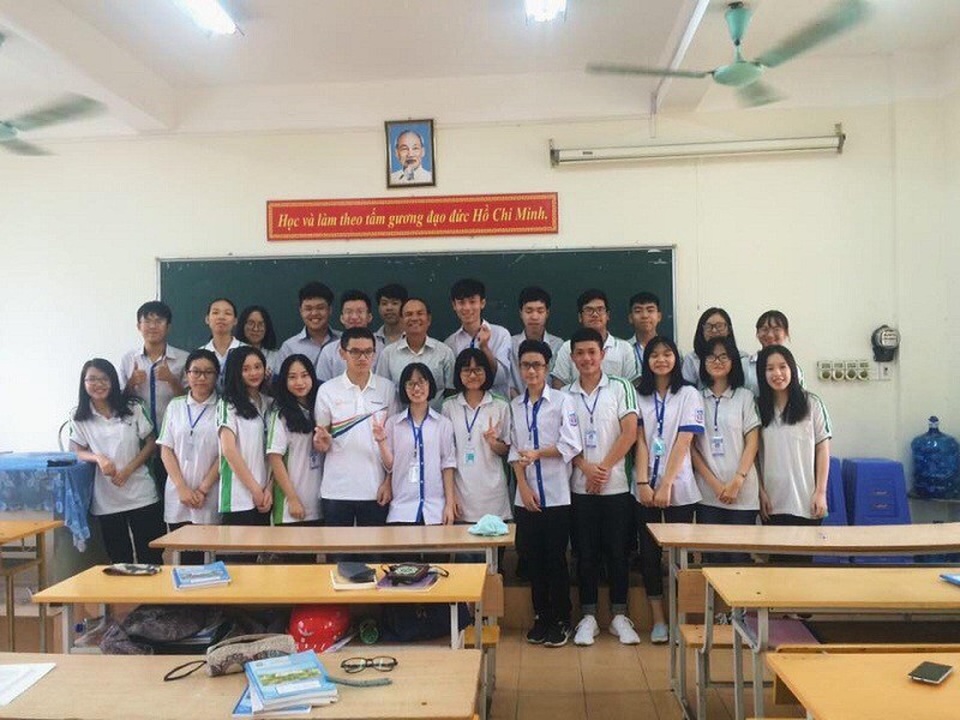 Chỉ thoáng xuất hiện trong trận Chung kết Olympia, nữ sinh được dân mạng tìm kiếm - 2 Huyền Trang (thứ 3 từ trái vào) cùng tập thể lớp của nhà vô địch Nguyễn Hoàng Cường