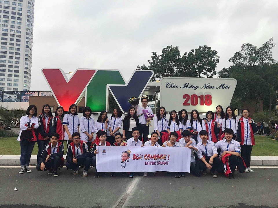 Chỉ thoáng xuất hiện trong trận Chung kết Olympia, nữ sinh được dân mạng tìm kiếm - 3 Huyền Trang (bên phải) đứng cạnh Hoàng Cường