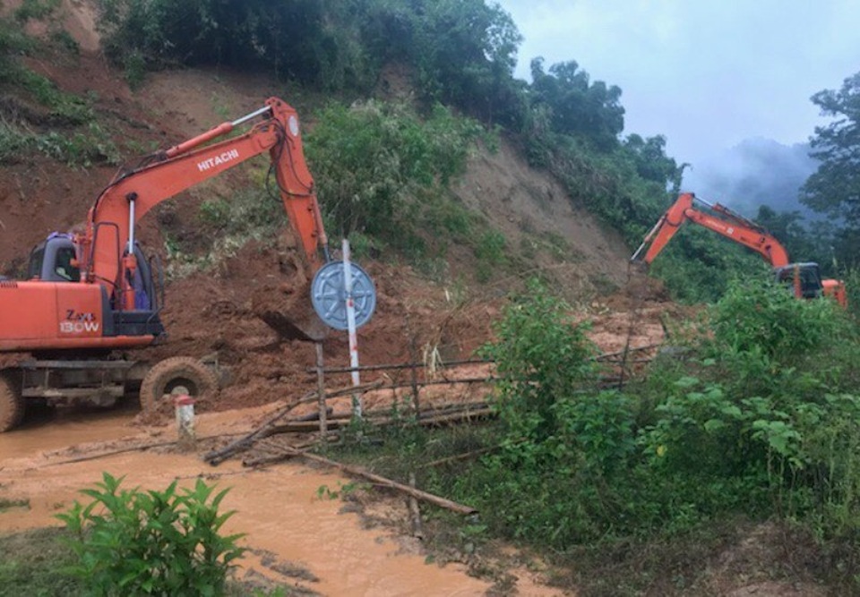 Những hình ảnh đầu tiên về mưa lũ kinh hoàng tại Mường Lát - 6 Huy động máy xúc giải tỏa các điểm ách tắc