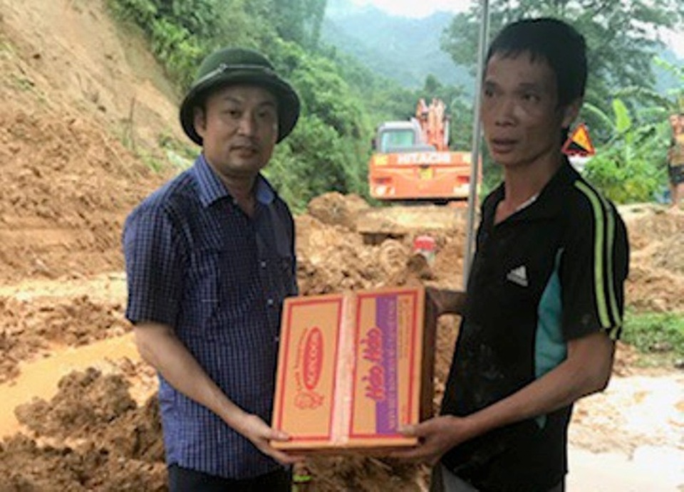 Những hình ảnh đầu tiên về mưa lũ kinh hoàng tại Mường Lát - 5
Ông Cao Văn Cường, Chủ tịch UBND huyện Mường Lát (người đội mũ cối) trao hàng cứu trợ cho bà con xã Trung Lý