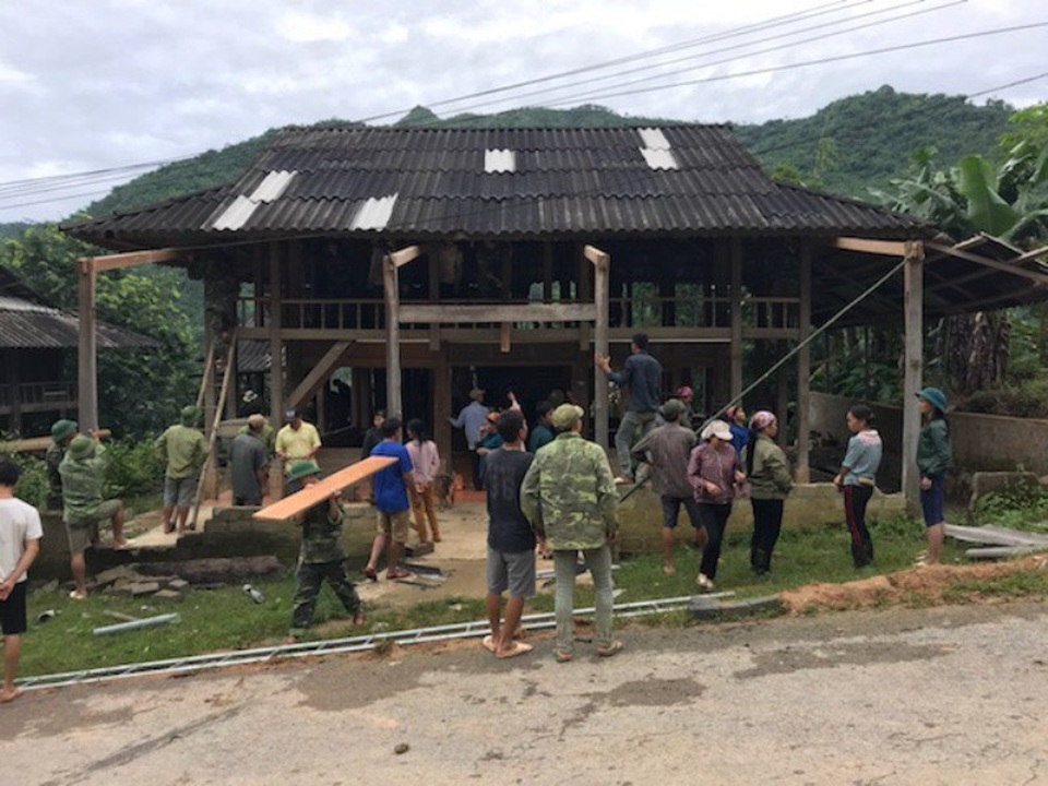 Những hình ảnh đầu tiên về mưa lũ kinh hoàng tại Mường Lát - 7 Giúp dân khôi phục lại nhà cửa