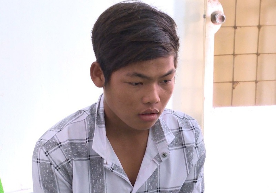 Khởi tố thanh niên 16 tuổi hiếp dâm bé gái khi đang chờ thụ án... hiếp dâm - 1 Phạm Tuấn Khanh tại cơ quan công an