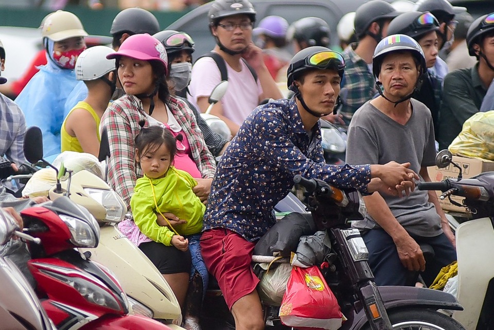 Người dân chật vật đi vào nội thành Hà Nội sau nghỉ lễ - 7
Người dân di chuyển qua nút giao Giải Phóng - Pháp Vân tỏ ra mệt mỏi khi phải chờ đợi ùn tắc.