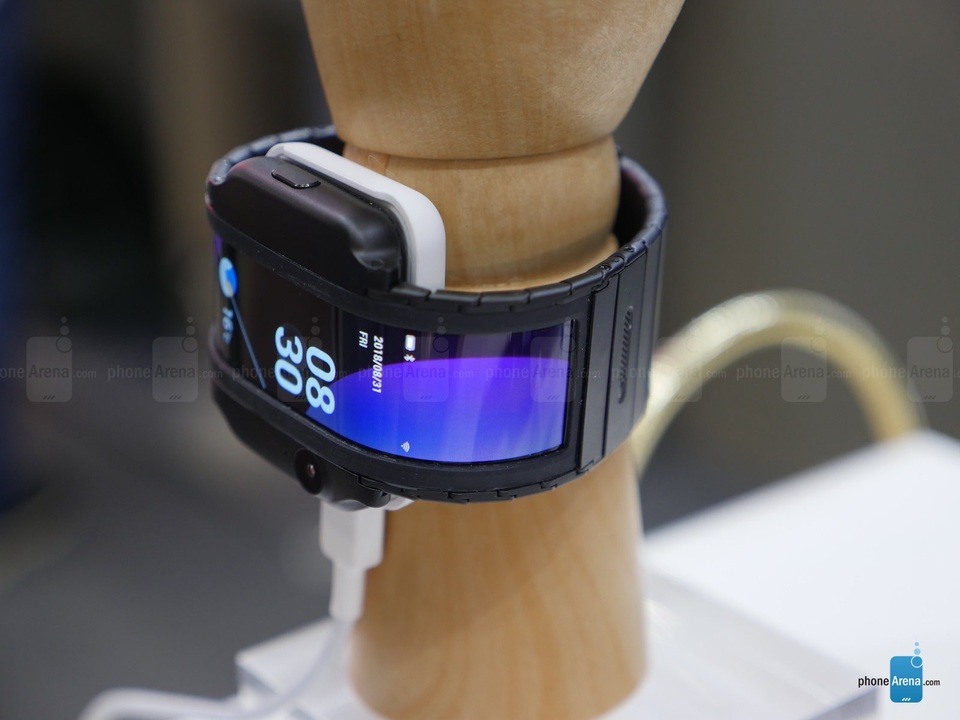 Cận cảnh chiếc smartphone màn hình cong độc đáo, có thể đeo lên tay như đồng hồ - 2 Nubia Alpha có màn hình uốn cong theo tay của người đeo