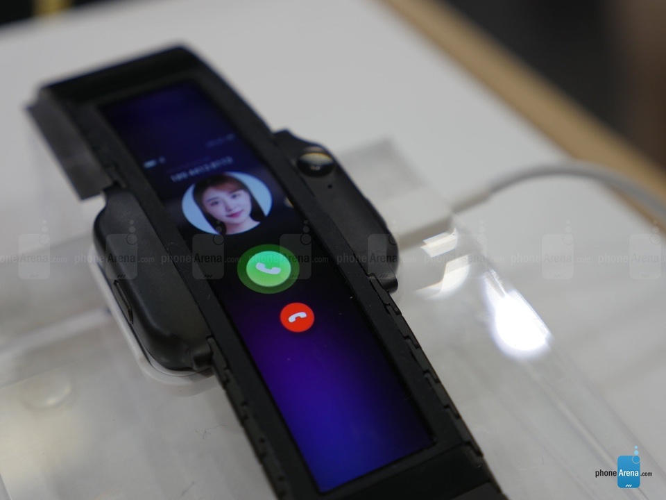 Cận cảnh chiếc smartphone màn hình cong độc đáo, có thể đeo lên tay như đồng hồ - 6 Giao diện khi có cuộc gọi đến
