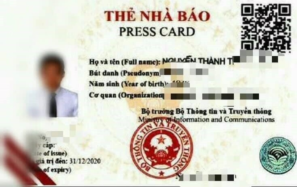 “Thẻ nhà báo” được bán với giá vỉa hè! - 7
Một Thẻ nhà báo (giả) được đối tượng coi là hoàn chỉnh được đưa chúng tôi làm mẫu, vì nhiều lý do, người biên tập phải xóa bớt các thông tin thật hơn cả sự thật ghi trên thẻ. 