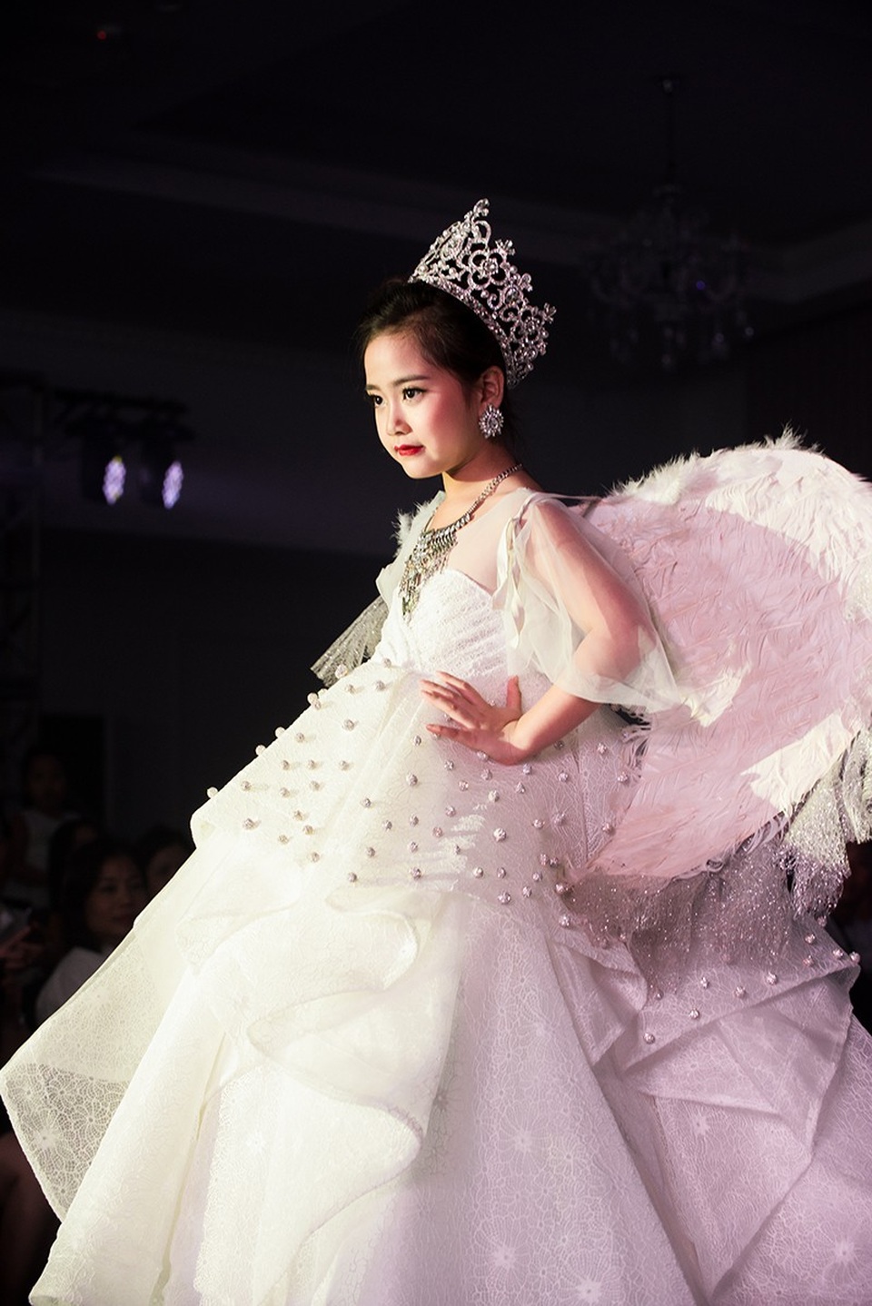 Độc đáo màn trình diễn thời trang trẻ em với thú cưng tại Hà Nội - 7 Mang đôi cánh thiên thần