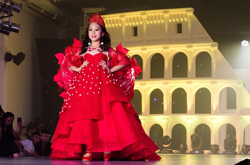 Độc đáo màn trình diễn thời trang trẻ em với thú cưng tại Hà Nội - 6 Những nàng công chúa nhỏ xinh đẹp trong thiết kế lộng lẫy