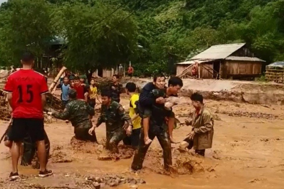 Bộ đội biên phòng cõng hàng trăm người dân vượt dòng lũ dữ - 1 Các chiến sỹ đồn biên phòng Tam Chung cõng dân vượt lũ đến nơi an toàn