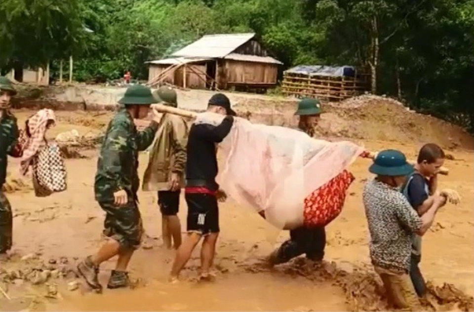 Bộ đội biên phòng cõng hàng trăm người dân vượt dòng lũ dữ - 2 Hơn 100 người dân đã được bộ đội biên phòng đưa đến nơi an toàn sau nhiều ngày bị lũ cô lập