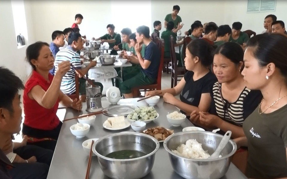 Bộ đội biên phòng cõng hàng trăm người dân vượt dòng lũ dữ - 3 Người dân được bố trí ăn ở tại đồn biên phòng