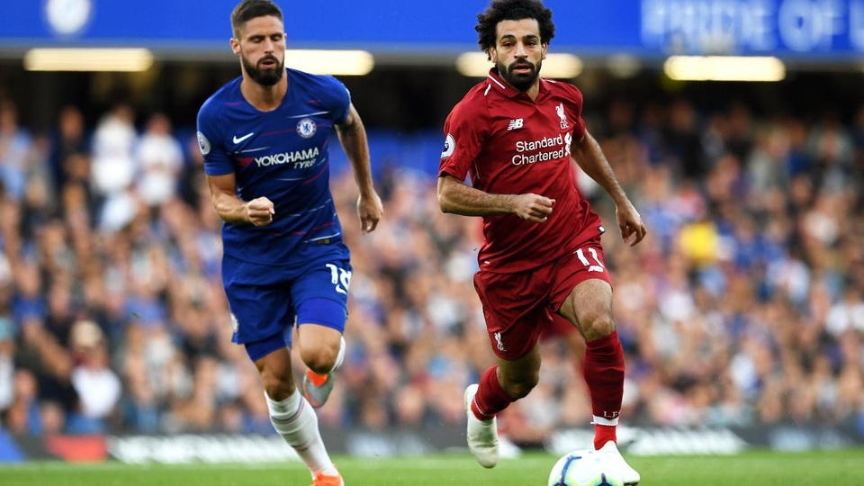 Chelsea 1-0 Liverpool (hiệp 2): Salah rời sân - 5
Giroud (trái) đuổi theo pha đi bóng của Salah (phải)