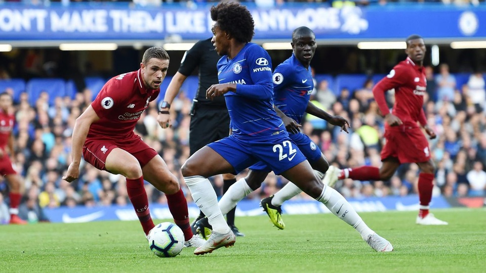 Chelsea 1-0 Liverpool (hiệp 2): Salah rời sân - 2
Willian (giữa) đi bóng trước sự truy cản của Henderson (trái)