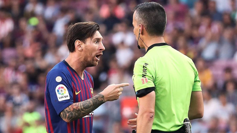 Messi bị trừng phạt vì “nổi loạn” ở Barcelona? - 2
Messi nhận thẻ vàng vì to tiếng với trọng tài sau trận gặp Bilbao