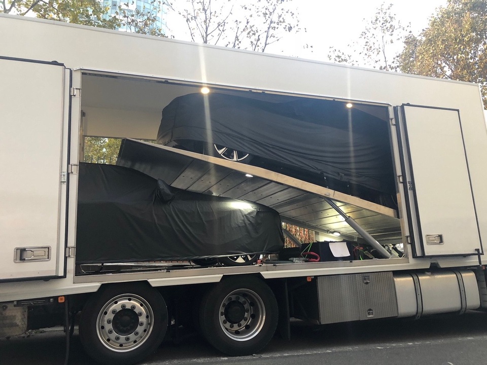 Xe Vinfast lần đầu lộ diện tại Paris Motor Show - 3
Hai chiếc xe được bọc kĩ, bảo vệ cẩn thận trong thùng xe tải