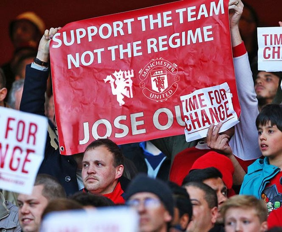 CĐV MU tức điên, đòi sa thải HLV Mourinho ngay lập tức - 2 CĐV MU tức điên, đòi sa thải HLV Mourinho ngay lập tức - 2
