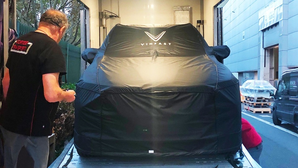 Xe Vinfast lần đầu lộ diện tại Paris Motor Show - 4
Logo VinFast được in trên bạt che