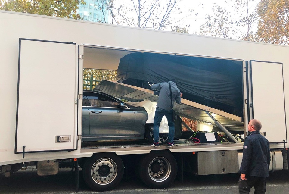 Xe Vinfast lần đầu lộ diện tại Paris Motor Show - 5
Mẫu xe Sedan được dỡ bạt để tài xế di chuyển vào gian hàng