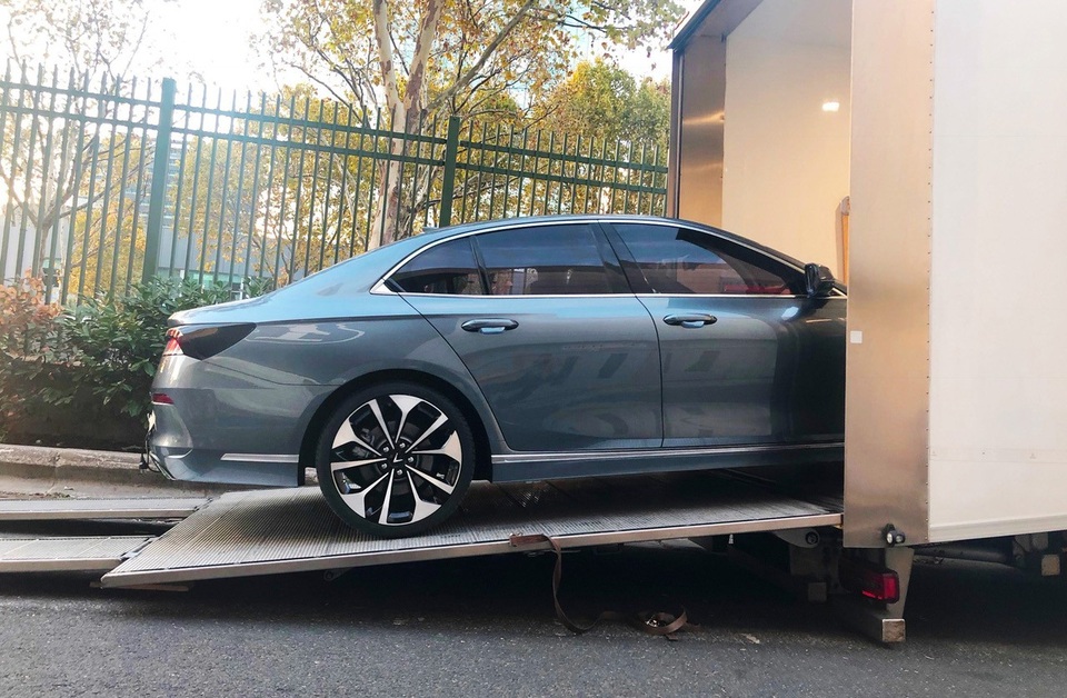 Xe Vinfast lần đầu lộ diện tại Paris Motor Show - 6
Giây phút xe Sedan của VinFast nổ máy và lăn bánh