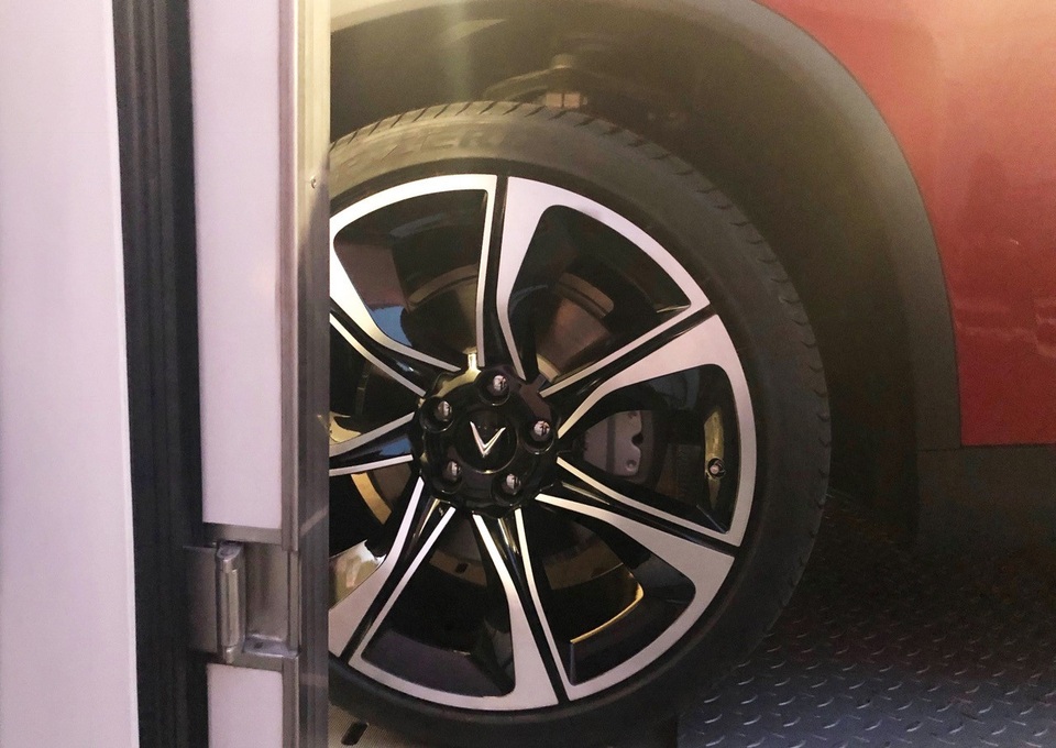 Xe Vinfast lần đầu lộ diện tại Paris Motor Show - 8
Logo VinFast ở bánh xe