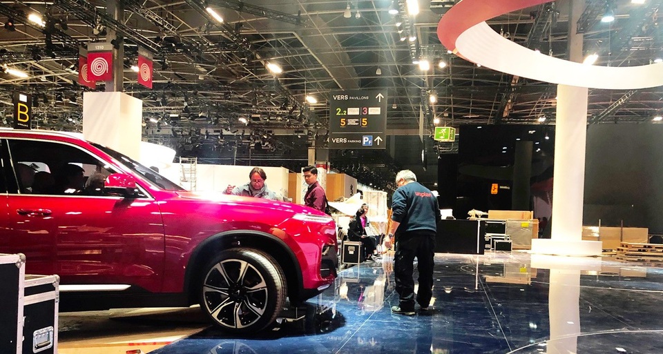 Xe Vinfast lần đầu lộ diện tại Paris Motor Show - 9
Chiếc SUV VinFast bắt đầu lăn bánh tới gian hàng của VinFast tại Paris Motor Show 2018