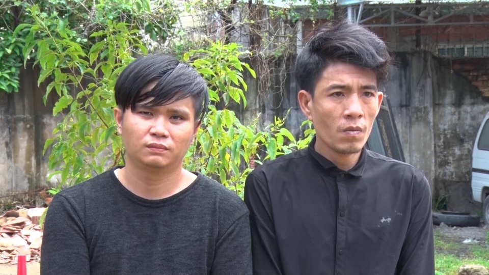 Bắt 2 tên cướp chạy mô tô phân khối lớn chuyên nhắm vào phụ nữ - 1 Phạm Điền Minh Hải (bên trái) và Huỳnh Quang Trí khi bị bắt.