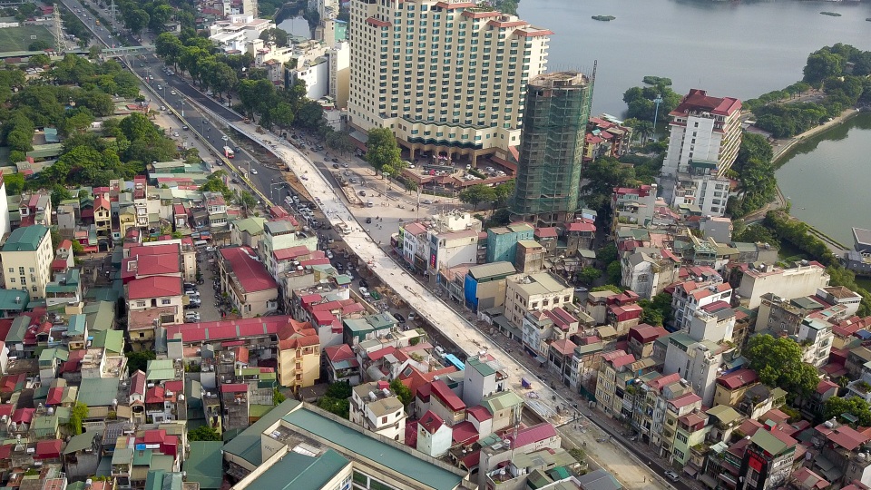 Người cha 10 năm vác con đi học, màu tàu điện cảm hứng từ vỏ thanh long - 6 Dự án xây dựng cầu vượt tại nút giao An Dương - đường Thanh Niên, là một trong những công trình trọng điểm của TP Hà Nội, có tổng mức đầu tư gần 312 tỷ đồng. Sau gần 1 năm thi công, TP Hà Nội dự kiến thông xe cầu vượt này vào ngày 7/10 tới. (Ảnh: Toàn Vũ)