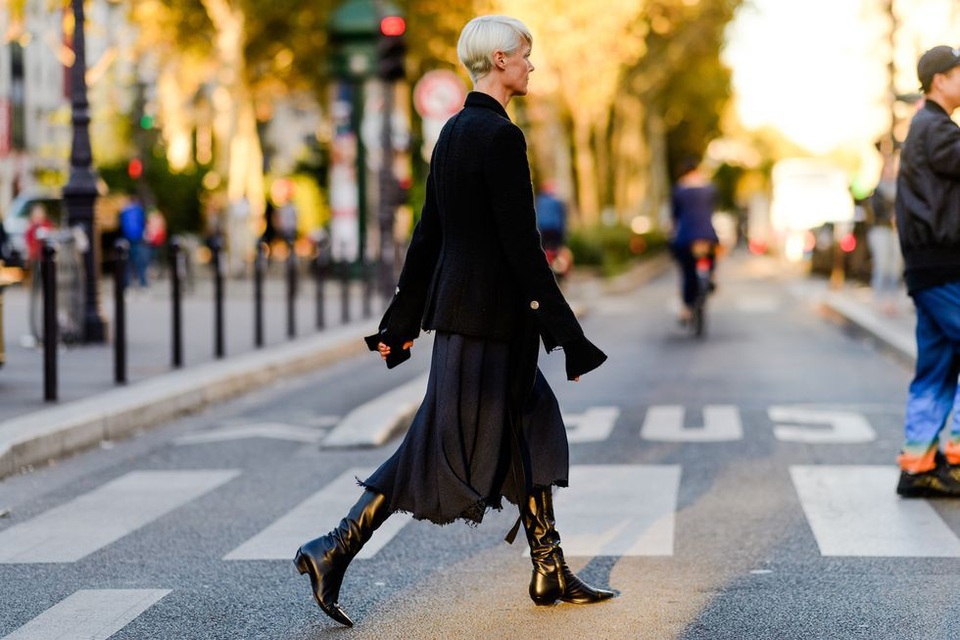 Thời trang đường phố ấn tượng tại Paris - 2
Vest lửng đi kèm chân váy xòe