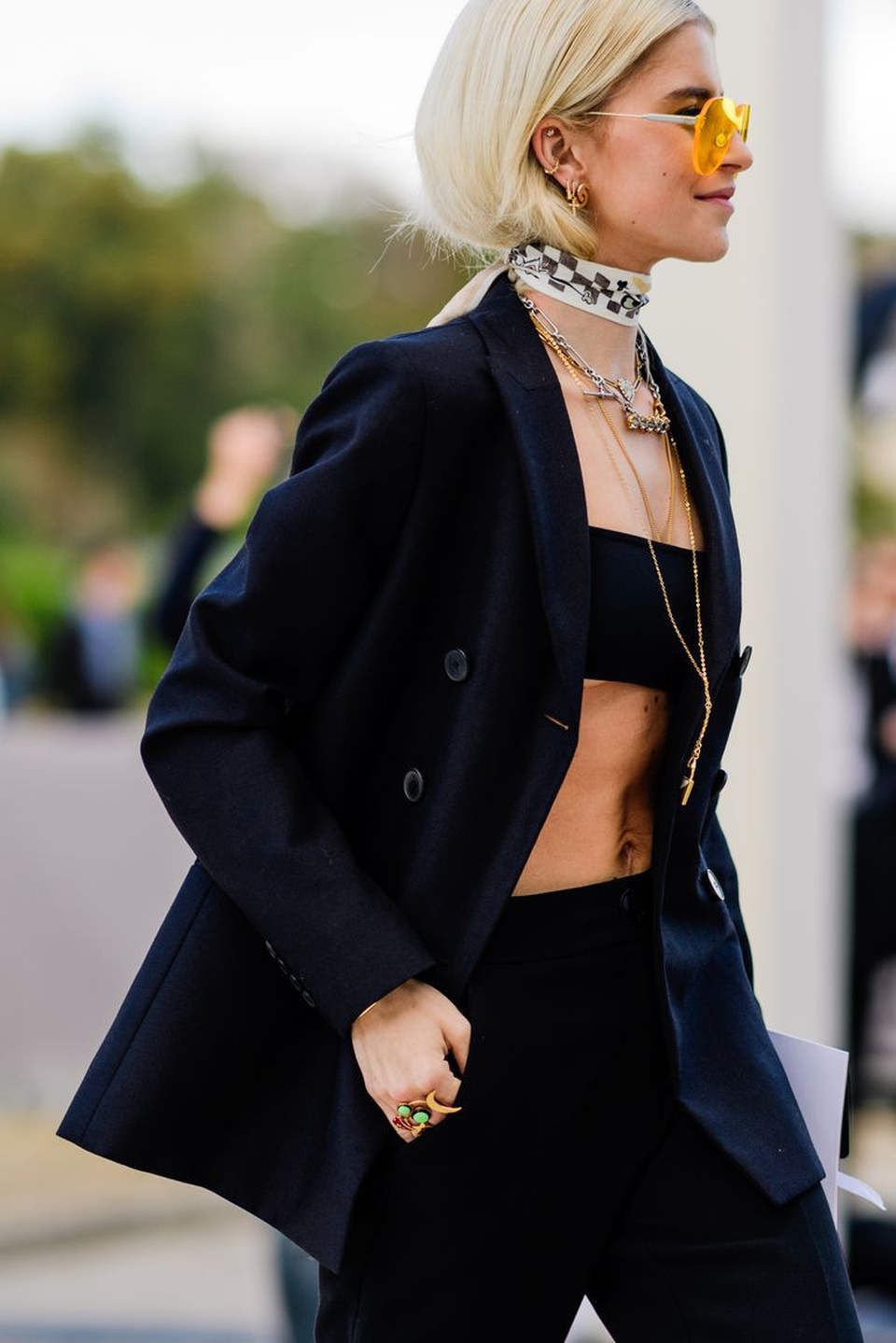 Thời trang đường phố ấn tượng tại Paris - 30
Vest đi cùng áo quây gợi cảm