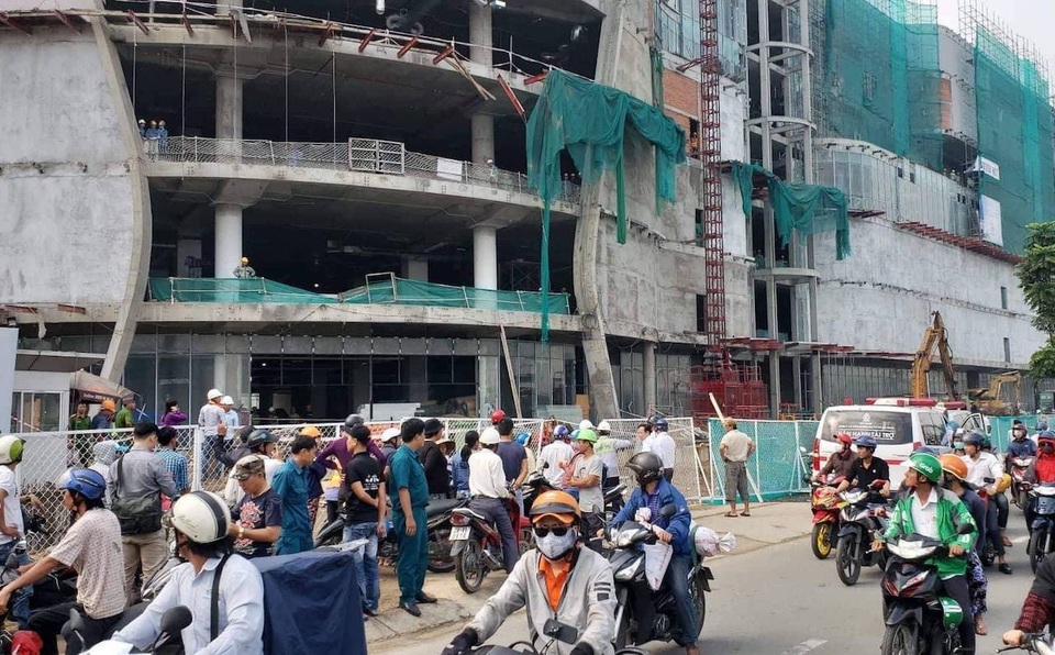 Dân nơm nớp sống bất an dưới những công trình xây dựng - 1 Công trình xây dựng dự án trung tâm thương mại trên đường Phạm Văn Đồng (phường Hiệp Bình Chánh, quận Thủ Đức, TPHCM) đã xảy ra tai nạn lao động khiến 3 công nhân bị thương
