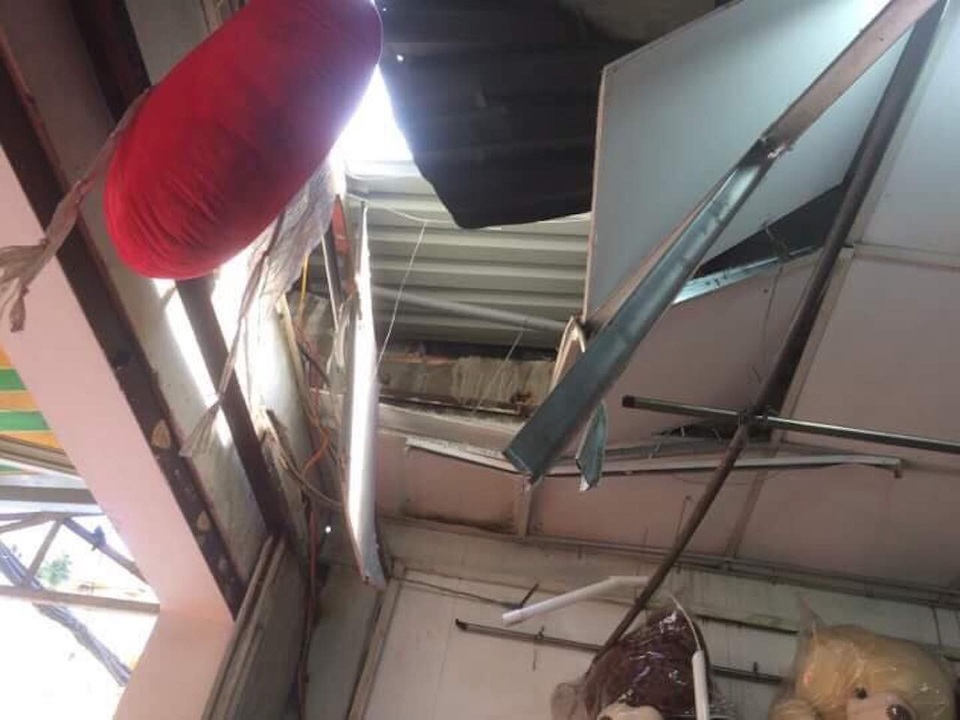 Dân nơm nớp sống bất an dưới những công trình xây dựng - 4 Ván gỗ từ tầng 7 của công trình xây dựng ở quận Tân Phú, TPHCM bất ngờ rơi xuống, đâm xuyên mái tôn nhà